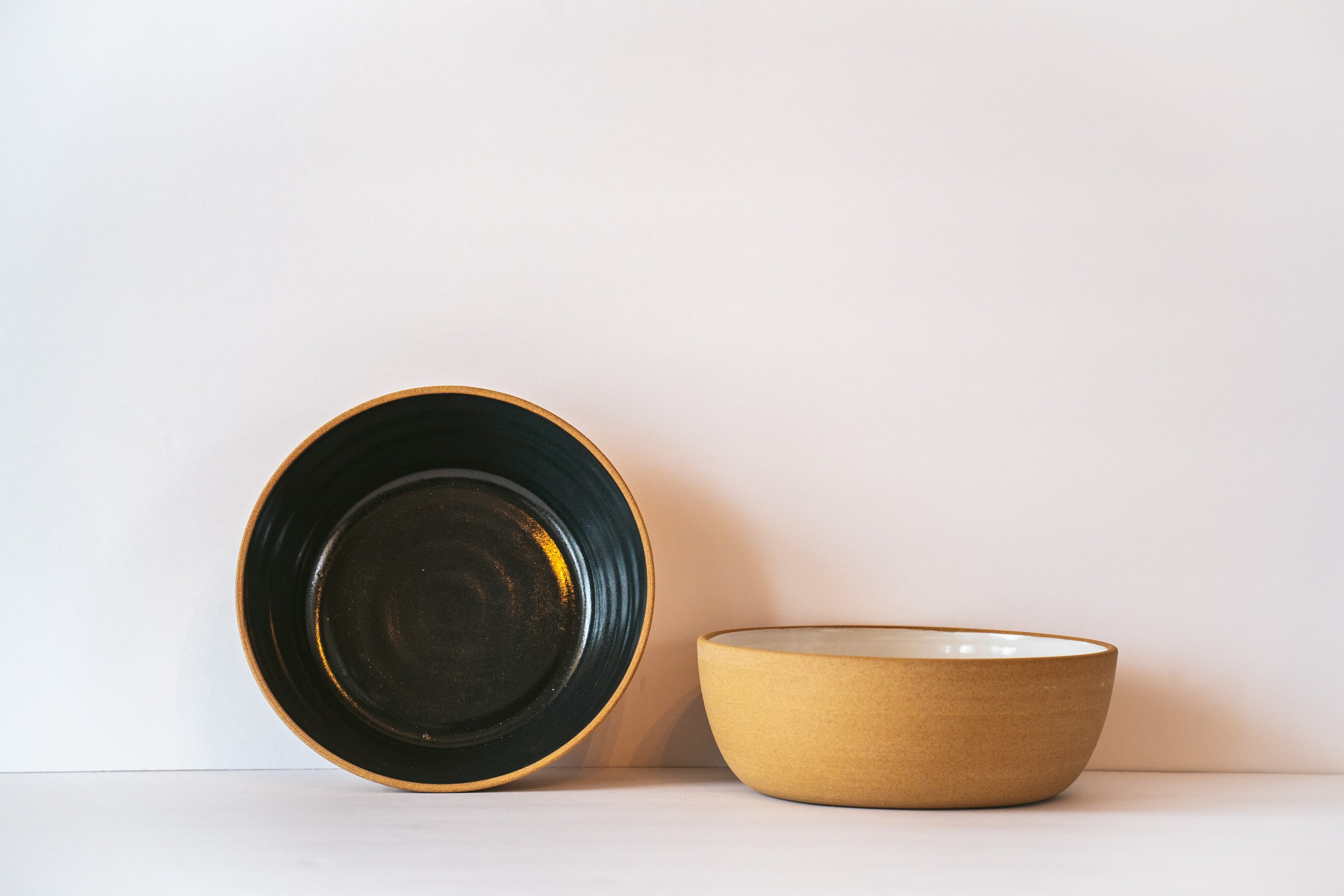 black shallow bowl for pasta