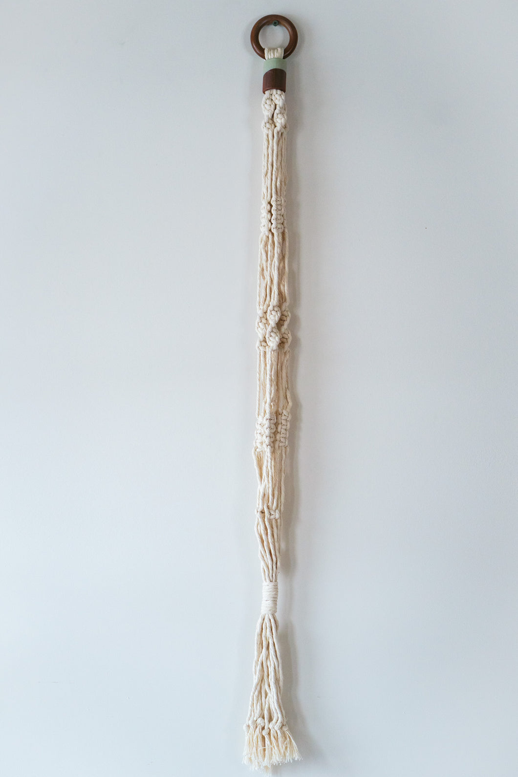 Macramé hanger with bead