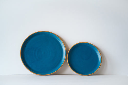Comparison between dinner and side plate in dark blue