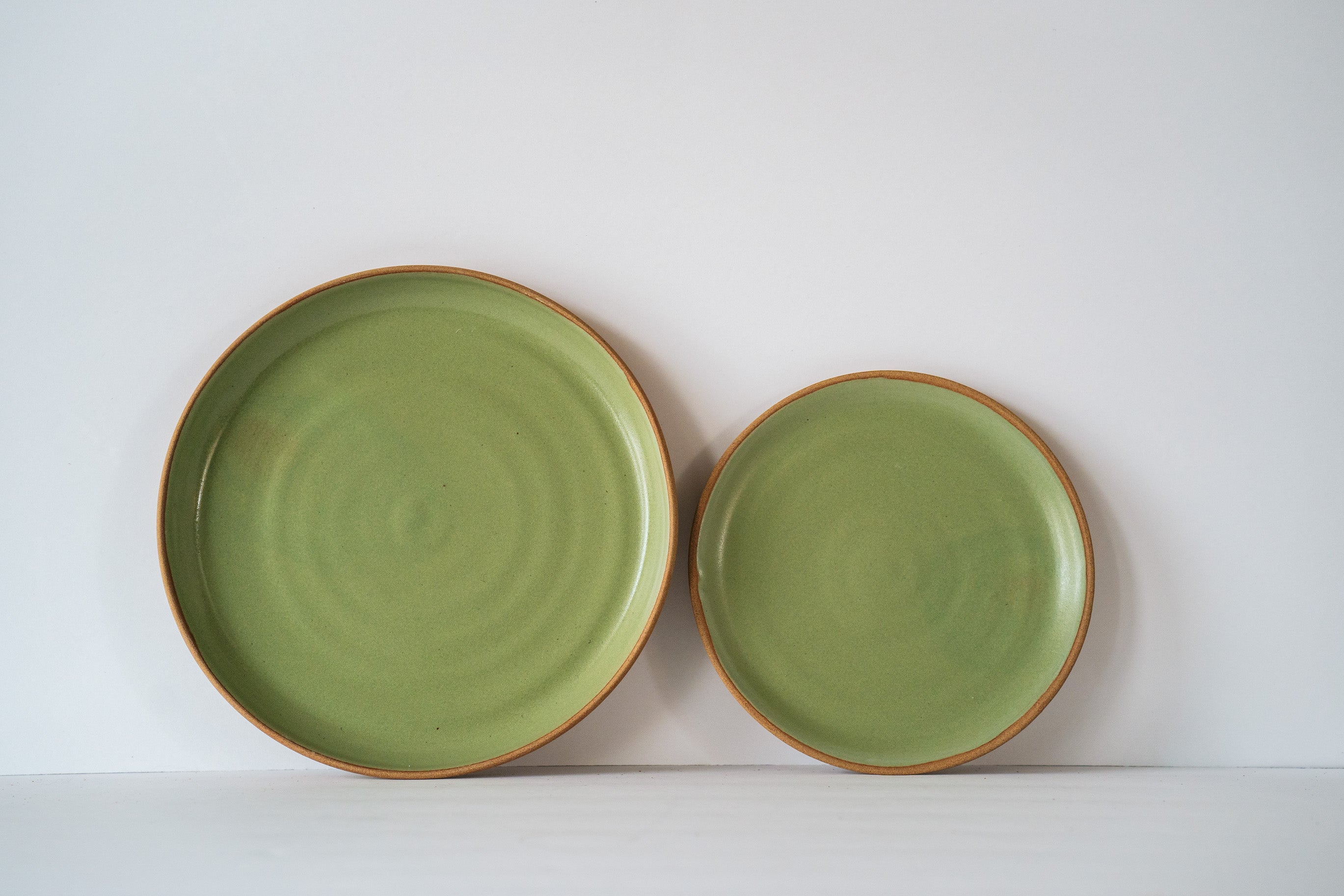 Dinner and side plate in avocado green 