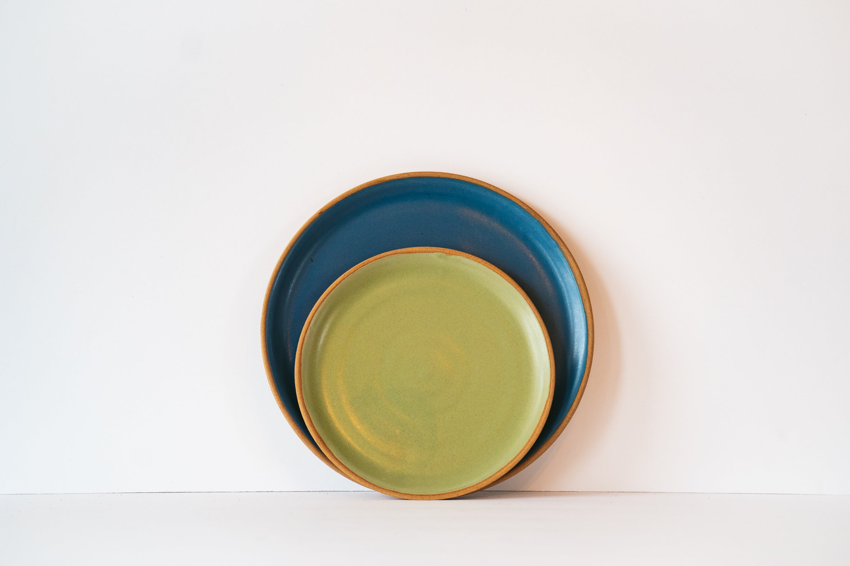 Comparison between a dinner plate and a side plate 