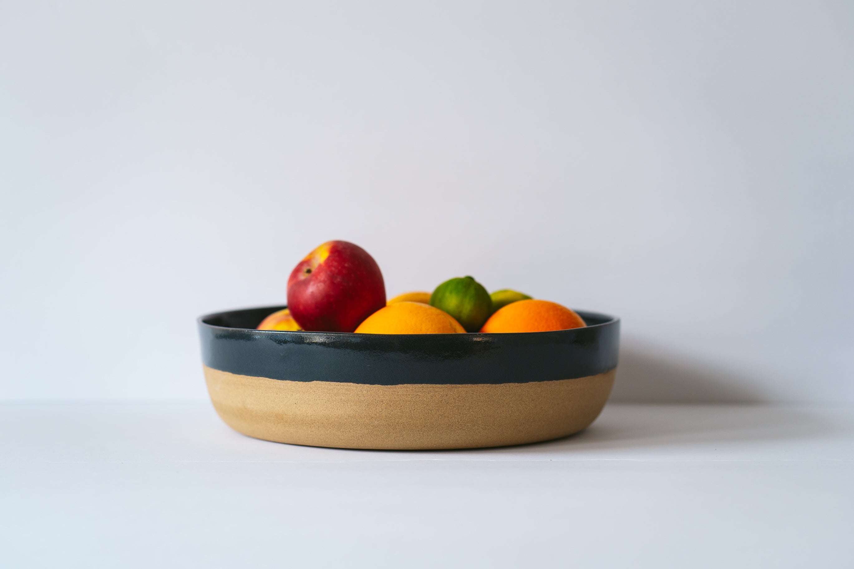 Wide serving bowl in black