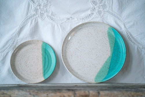Side and dinner plate in half and half speckle