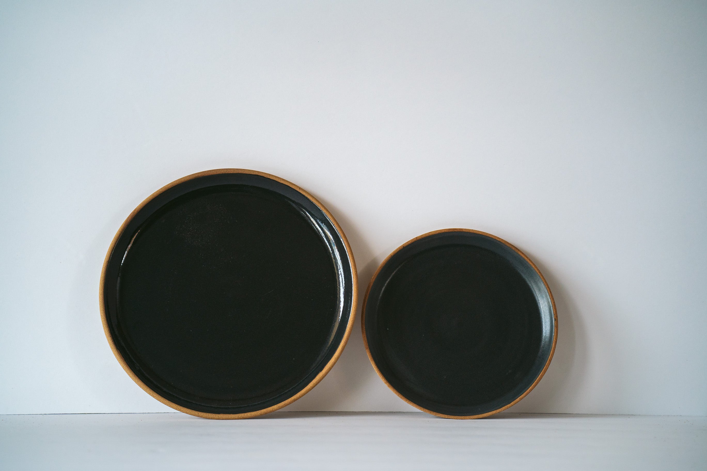 Comparison between dinner and side plate in black