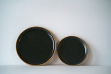 Load image into Gallery viewer, Comparison between dinner and side plate in black
