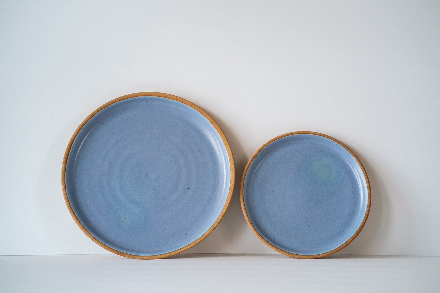 Comparison between dinner and side plate in lavender