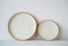 Load image into Gallery viewer, Comparison between dinner and side plate in white
